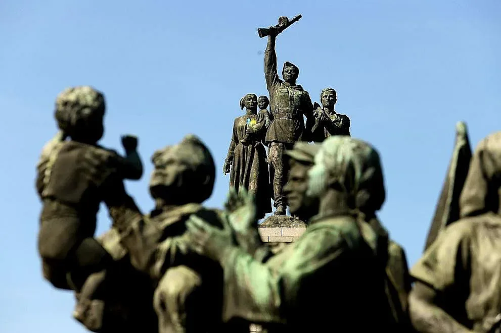 Бой пред паметника на Съветската армия! Ударен полицай