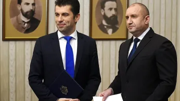 Гореща прогноза. Ще вдигне ли Радев юмрук срещу Петков?