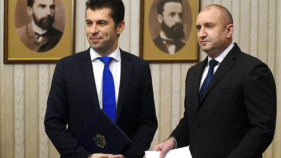 Гореща прогноза. Ще вдигне ли Радев юмрук срещу Петков?