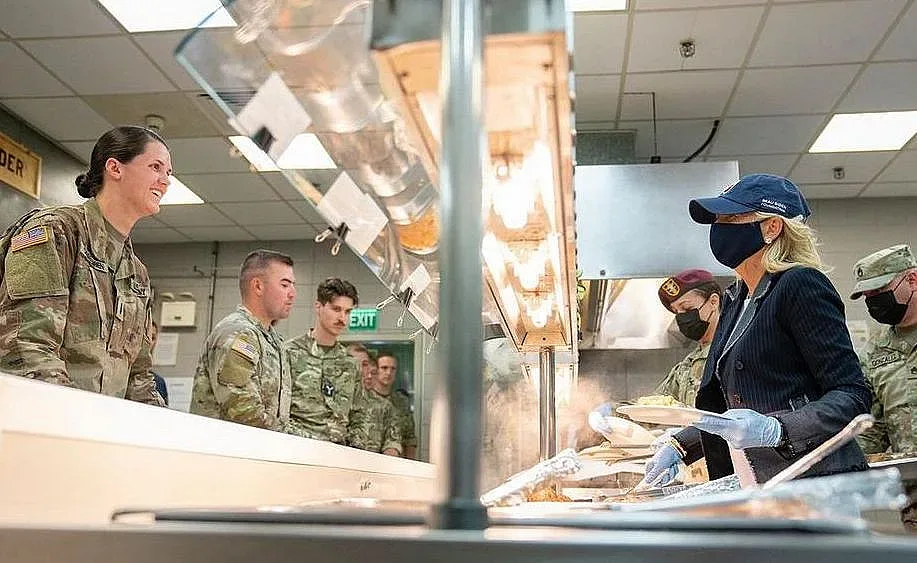 Жената на Байдън нахрани гладни войници в Румъния