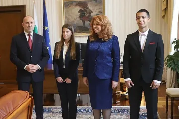 Опашка за селфи с Радев. Президентът показа нещо ценно (СНИМКИ)