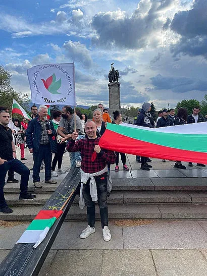 Партия МИР прави жива верига около паметника на Съветската армия