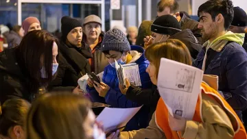 Голяма драма с бежанците. Вадят ги от хотелите