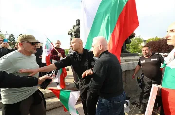 Напрежението расте! Ритници пред Паметника на съветската армия