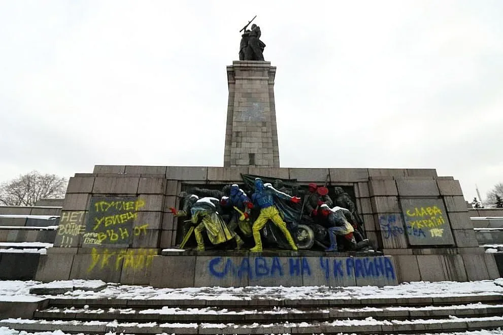 Шок! Опаковат с украински знамена Паметника на съветската армия