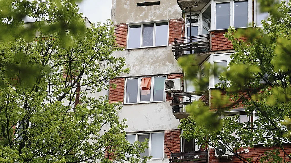 Наркоман остава барикадиран, разиграва полиция и психолози