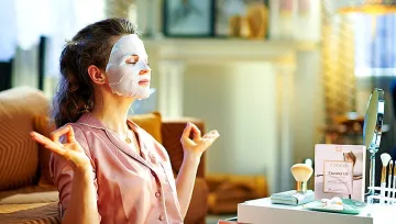 Подготвяме кожата за лятото с шийт маски с двоен режим