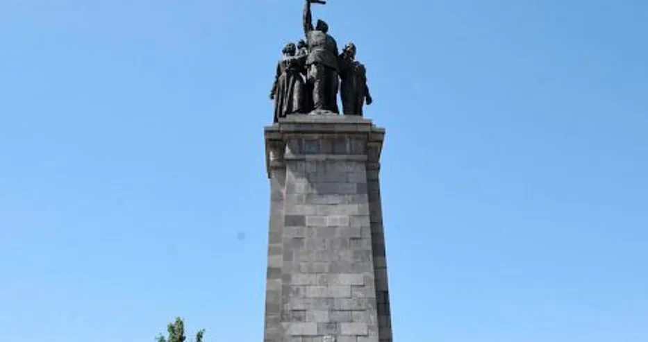 Скандал? Какво готвят на Паметника на съветската армия