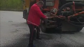 Кмет запретна ръкави! Сам ремонтира улици