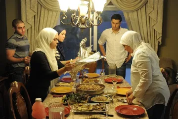 Молитви за мир в джамиите, мюсюлманите празнуват Рамазан Байрам