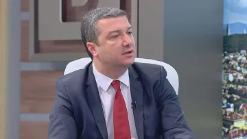 Ще си тръгне ли Нинова заради оръжия за Украйна? Стойнев загадъчно мълчи