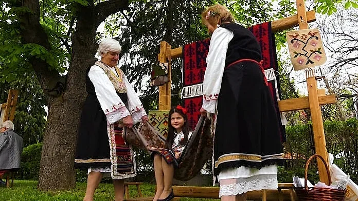 Уникално! Шейховете си правели шатрите с чипровски килими