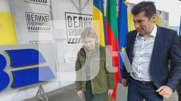 Посрещнаха Петков в Киев, водят го да види разрушенията