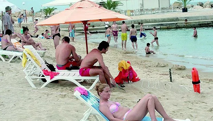 Колко ще струва сянката на плажа? Хотелиерите искат таван