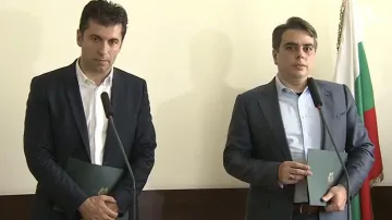 Гледайте на живо брифинга на Кирил Петков и Асен Василев