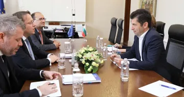 Петков прие еврокомисар. Какво му обеща за Северна Македония?