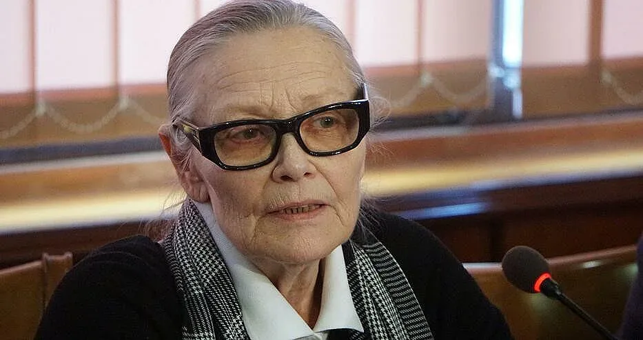 Легендарна наша актриса спасена от смърт на сцената