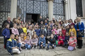 Митрополит Киприан благослови първите боядисани яйца на децата от детските градини