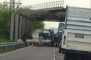 Ужас на пътя: Двама души затиснати в колата си