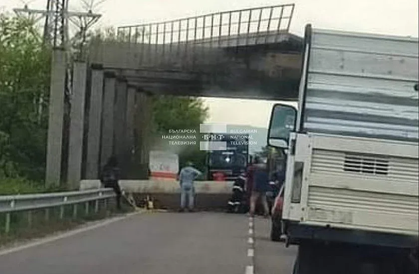 Ужас на пътя: Двама души затиснати в колата си