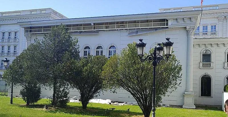 Гняв и срам в Скопие! Руши се сградата на правителството