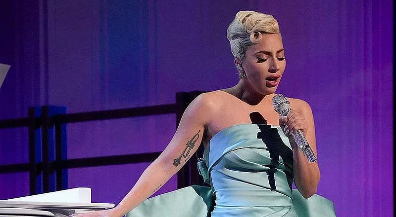 Лейди Гага хвърли феновете си в безумна радост