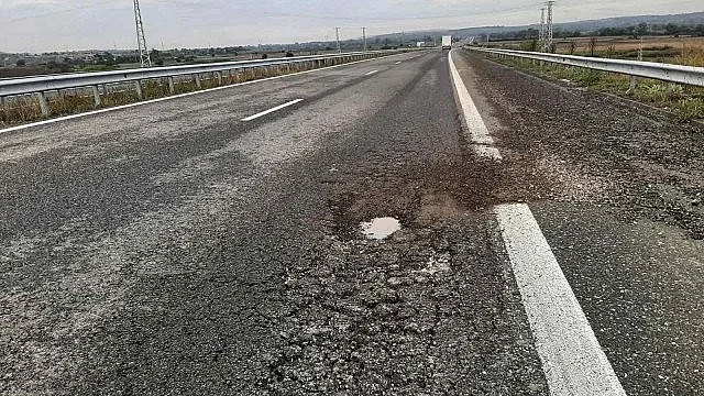 Магистрала ли? Надупчена като швейцарско сирене