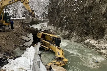 Нови срутища! Пътят към "Дяволското гърло" е опасен