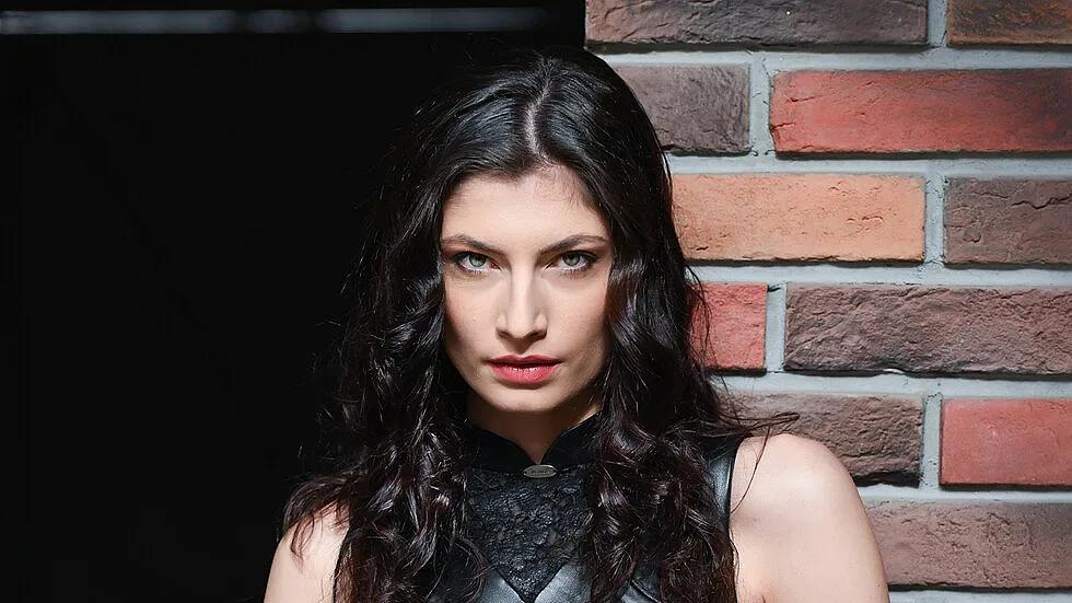 Юлия отчаяно се бори за свободата си в "Братя"