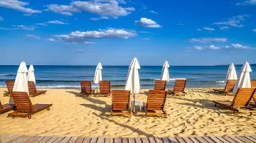Забравяме безплатните чадъри и шезлонги на морето