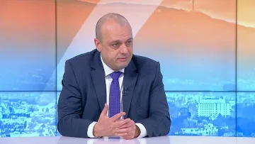 Иде ли край на сагата бежанци в хотели? Отговаря министър