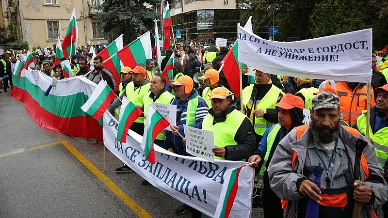 Дежавю! Протест обсажда парламента, за да насърчи депутатите