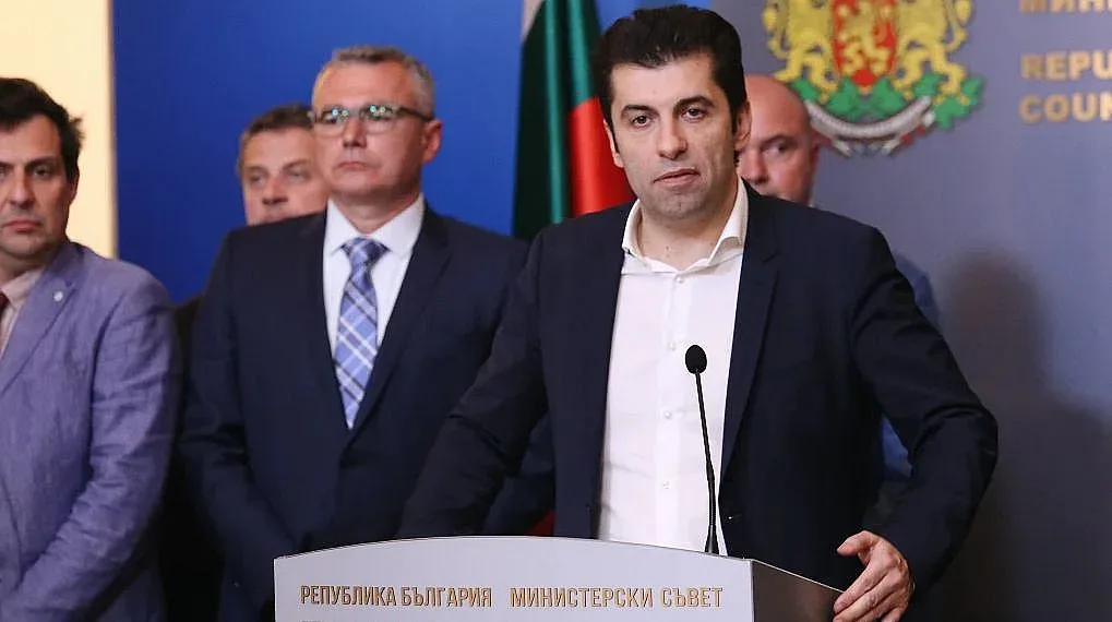 Петков прегърна търговците на горива, притисна ги за цените