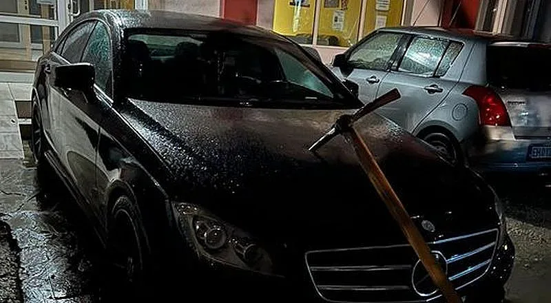 Костадинов бесен на "промяната" заради забита кирка в автомобил