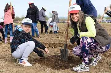 Доброволци от Пощенска засадиха над 1000 дръвчета