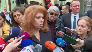 Илияна Йотова зове Петков да не прави втора външна политика