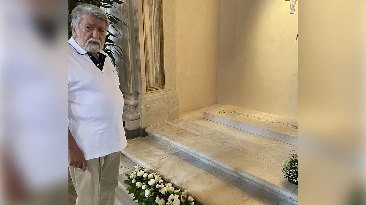 Вежди Рашидов се поклони на гроба на папа Франциск