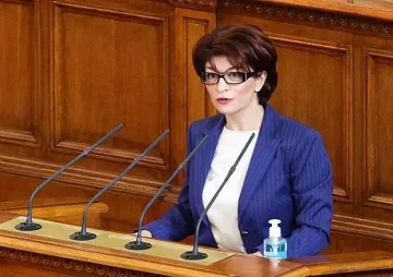 Атанасова към ПП: Извинете се на Гюров и Каримански