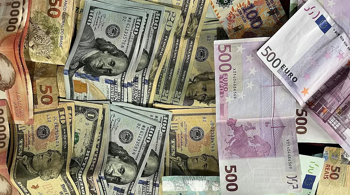 Еврото леко поевтинява спрямо долара