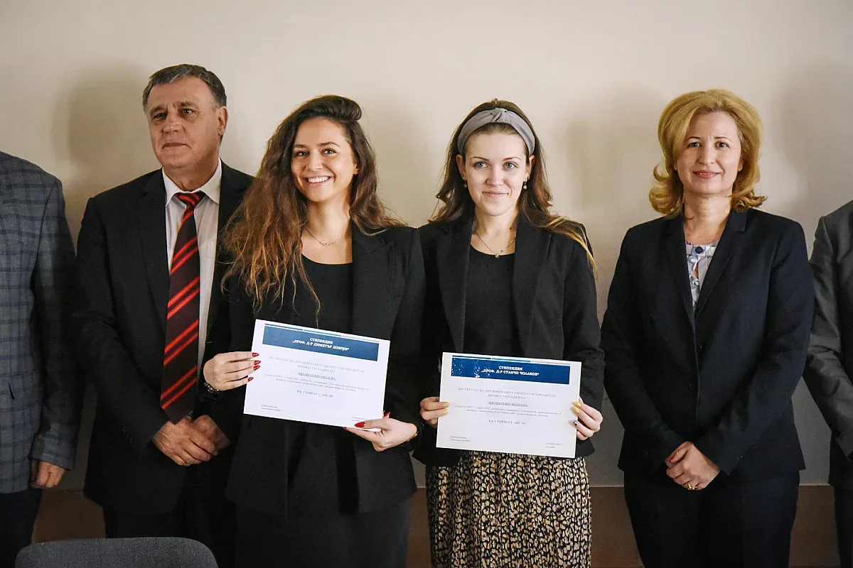 ИДЕС връчи стипендии на отлични студенти от УНСС