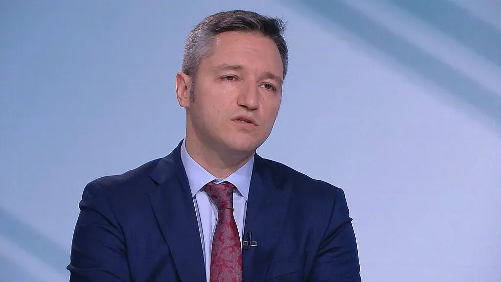 Защо БСП иска обратно хартиения вот? Версията на Вигенин