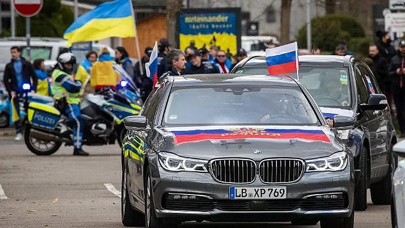 Германците пощуряха, веят руски знамена по улиците