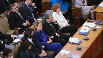 Хората на Слави напуснаха залата, напрежение с Продължаваме промяната