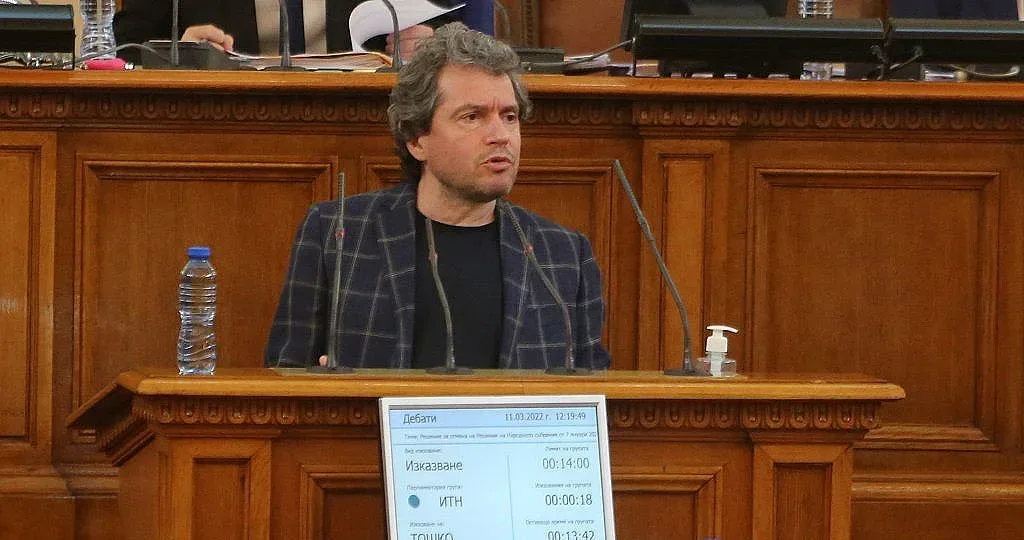 Оставаме ли с дупки по пътищата? Петков постави условие