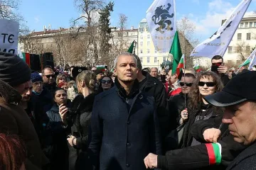 Костадинов вади хората си на антиамерикански протест