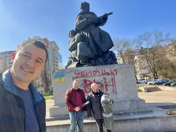 Социалисти почистиха осквернения Паметник-костница в "Лозенец"