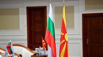 Абсурди и натиск пречат на преговорите с Македония