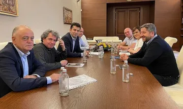 Тошко Йорданов за веселата снимка: Не, мамини сладки!