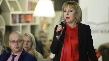 Мая даде газ на партията си. Кои са в нея