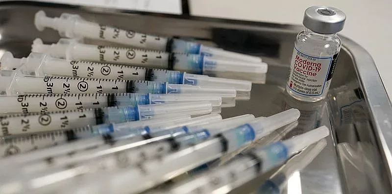 Мошеник се ваксинира 90 пъти срещу ковид! Обяснението му